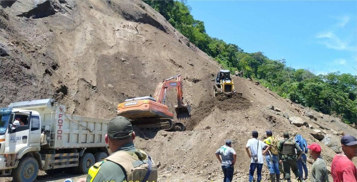 via-uraba-medellin-derrumbe-fabeiba-la-chiva-de-uraba