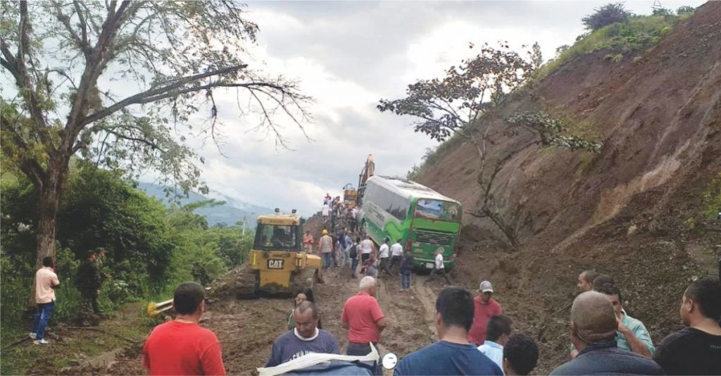 via-uraba-medellin-derrumbe-la-chiva-de-uraba