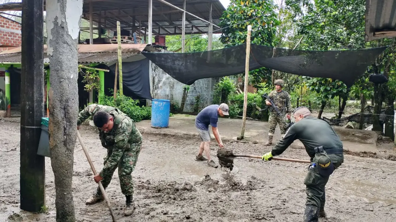 Ejército y Policía apoyan la recuperación en San José de Apartadó tras inundaciones. Maquinaria, limpieza y coordinación con la comunidad.
