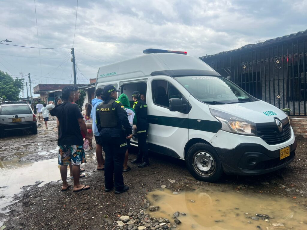 Policía entregó alimentos y apoyo a familias afectadas por inundaciones en El Reposo