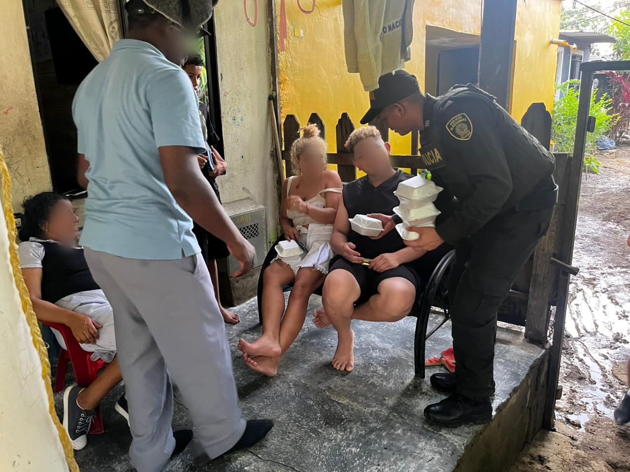 Policía entregó alimentos y apoyo a familias afectadas por inundaciones en El Reposo